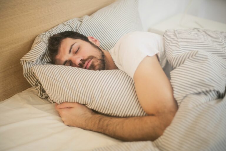 Read more about the article Sommeil : le levier oublié de votre énergie, de votre poids et de vos muscles